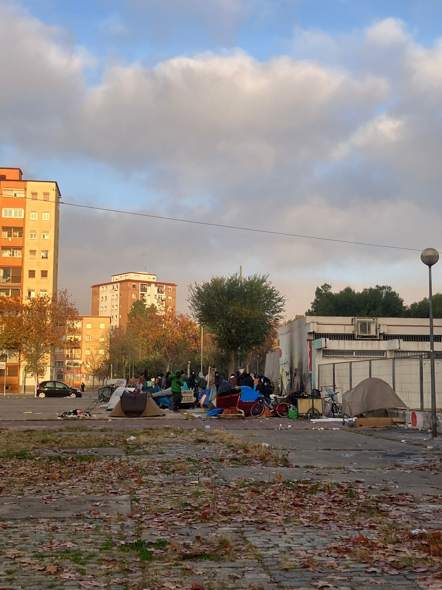 Plaza frente al B9 dónde duermen un centenar de exresidentes del asentamiento