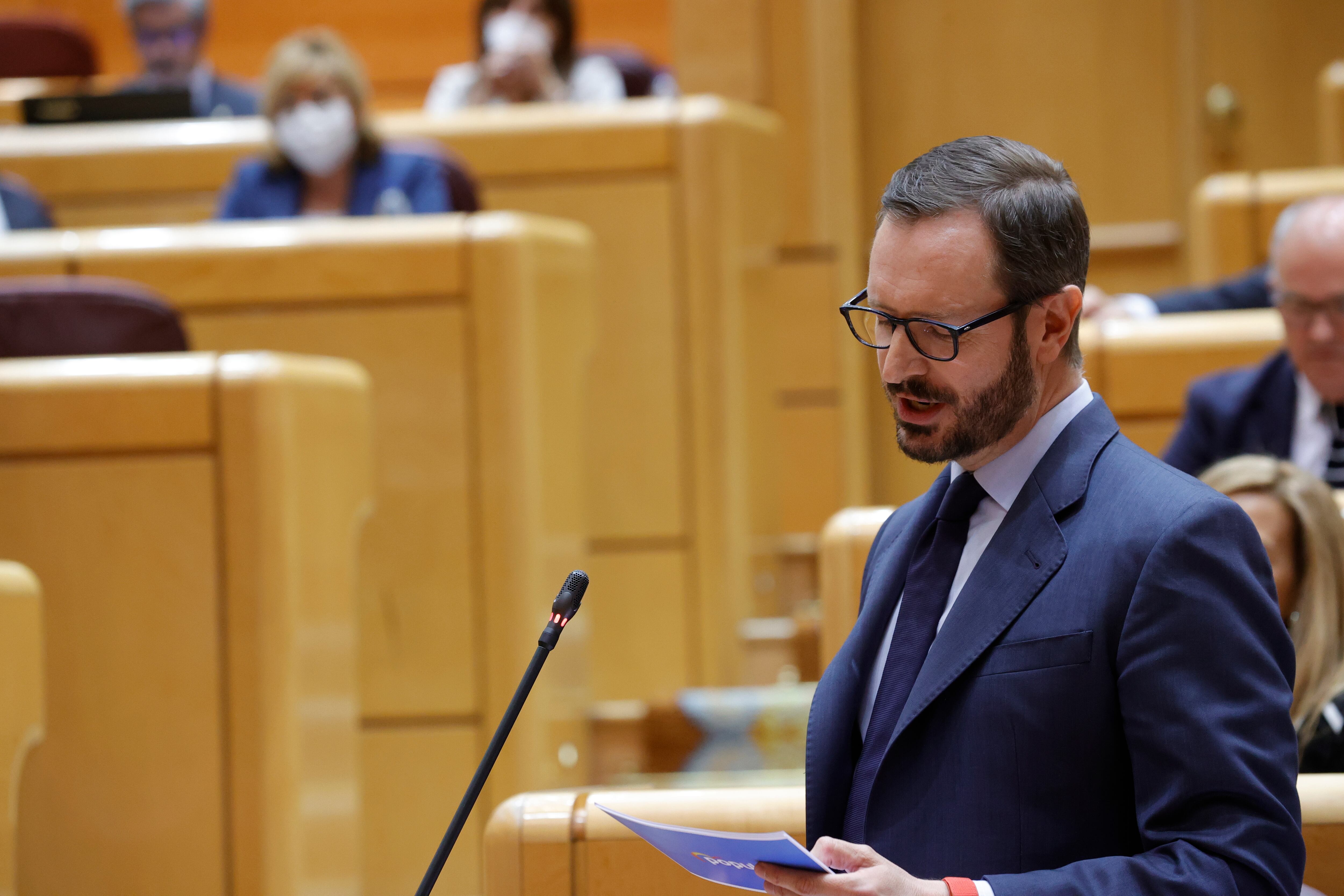 Imagen de archivo. El portavoz del Grupo Popular, Javier Maroto, senador designado por las Cortes de Castilla y León, interviene en el Senado.