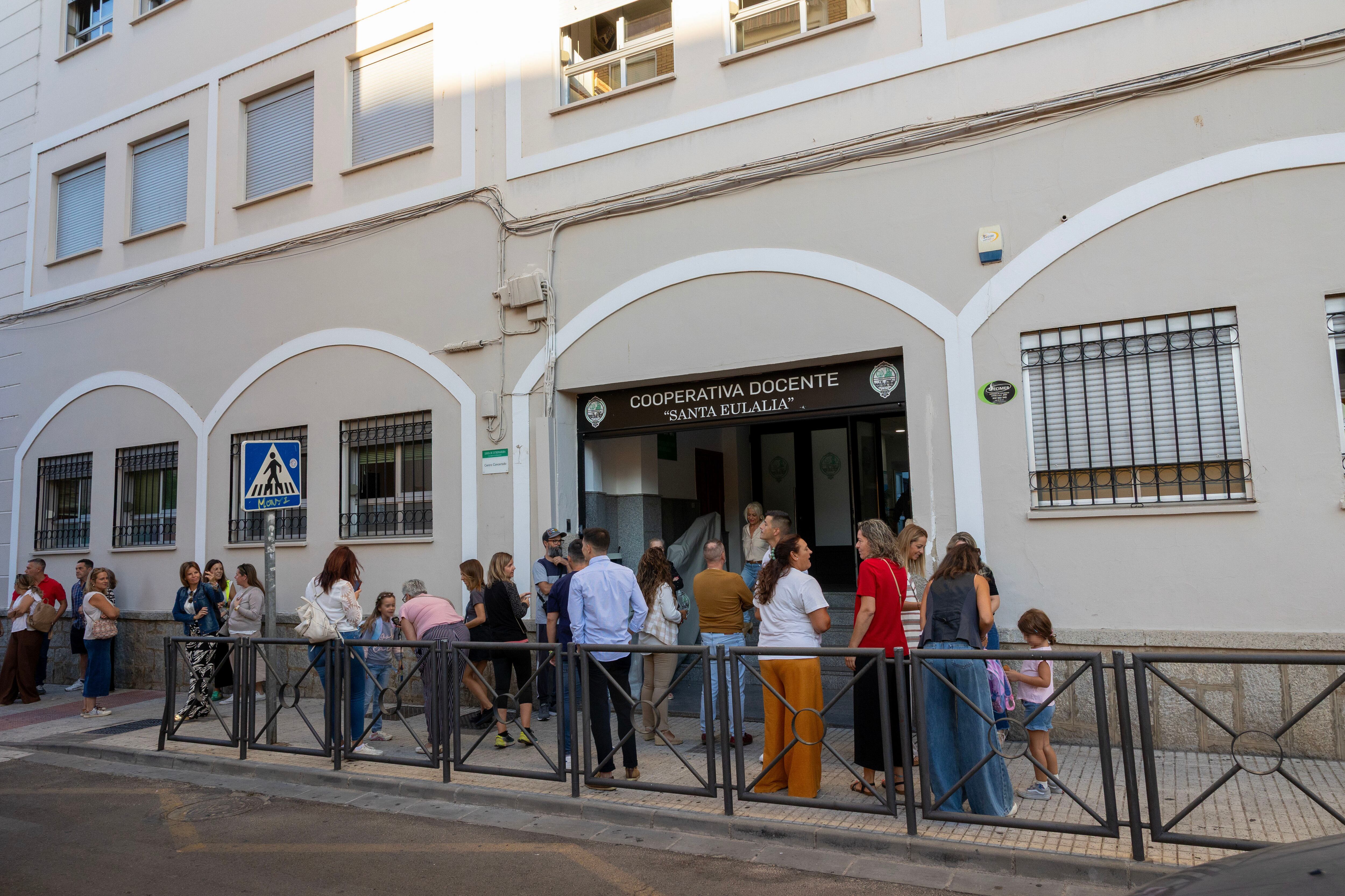 MÉRIDA (ESPAÑA), 11/09/2025.- Varios alumnos a su llegada al primer día de colegio en el inicio este jueves del curso escolar 2025/2026 en Mérida, Extremadura donde las dudas sobre el servicio del trasporte escolar, en cuanto que hay 223 rutas que aún no tienen confirmada la prestación de este servicio, marcan el inicio de este curso, con un descenso de alumnos en Infantil y Primaria, y un incremento de docentes y de la oferta de FP. EFE/ Jero Morales
