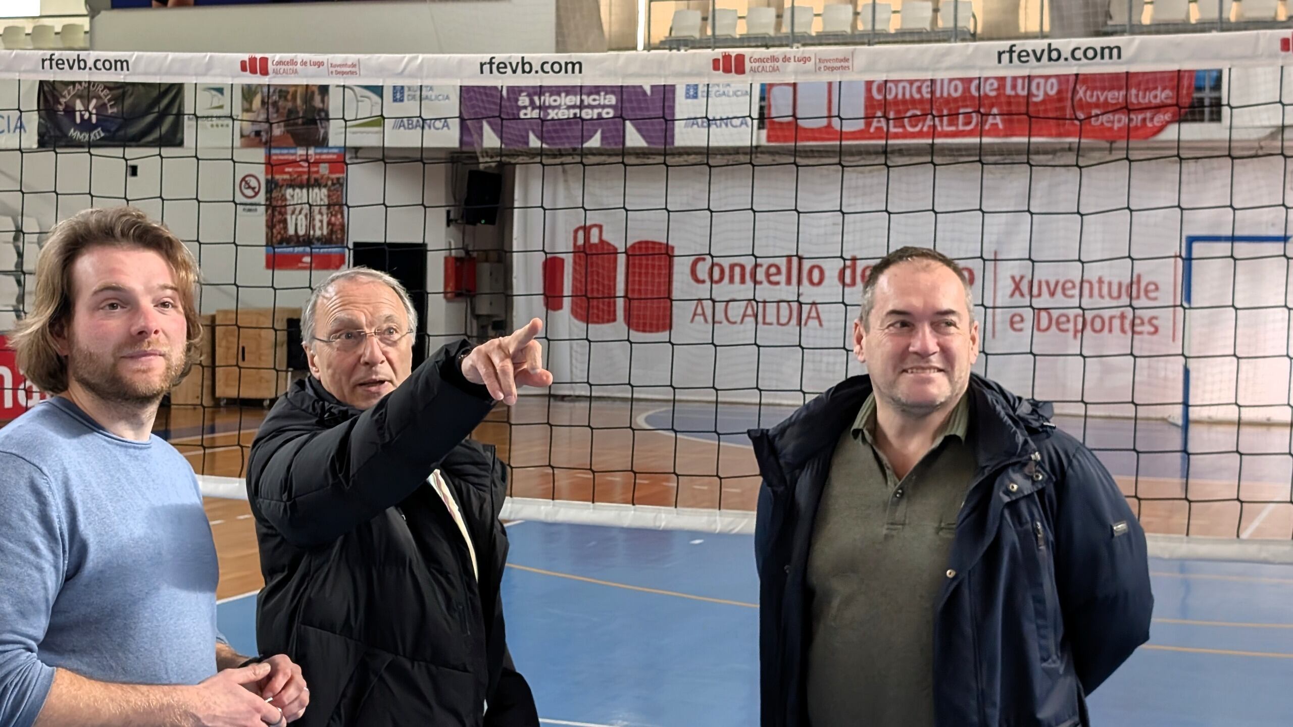 Jorge Bustos junto a los técnicos municipales del Concello de Lugo y José Ángel Luna, presidente de la Federación Galega de Voleibol, durante la inspección de las instalaciones lucenses