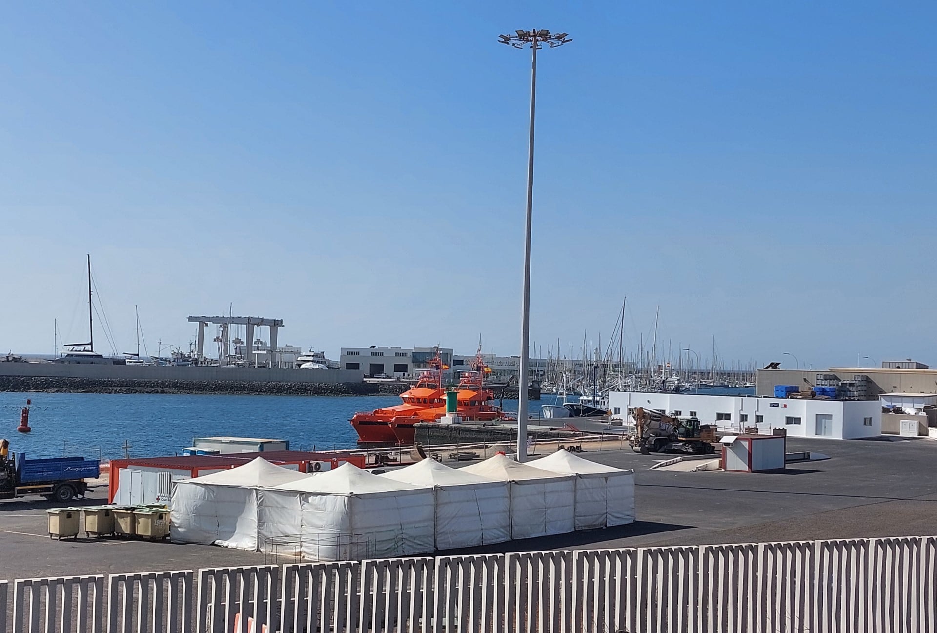 Carpas en Puerto Naos, en Arrecife (Lanzarote), para atender a migrantes llegados en pateras.