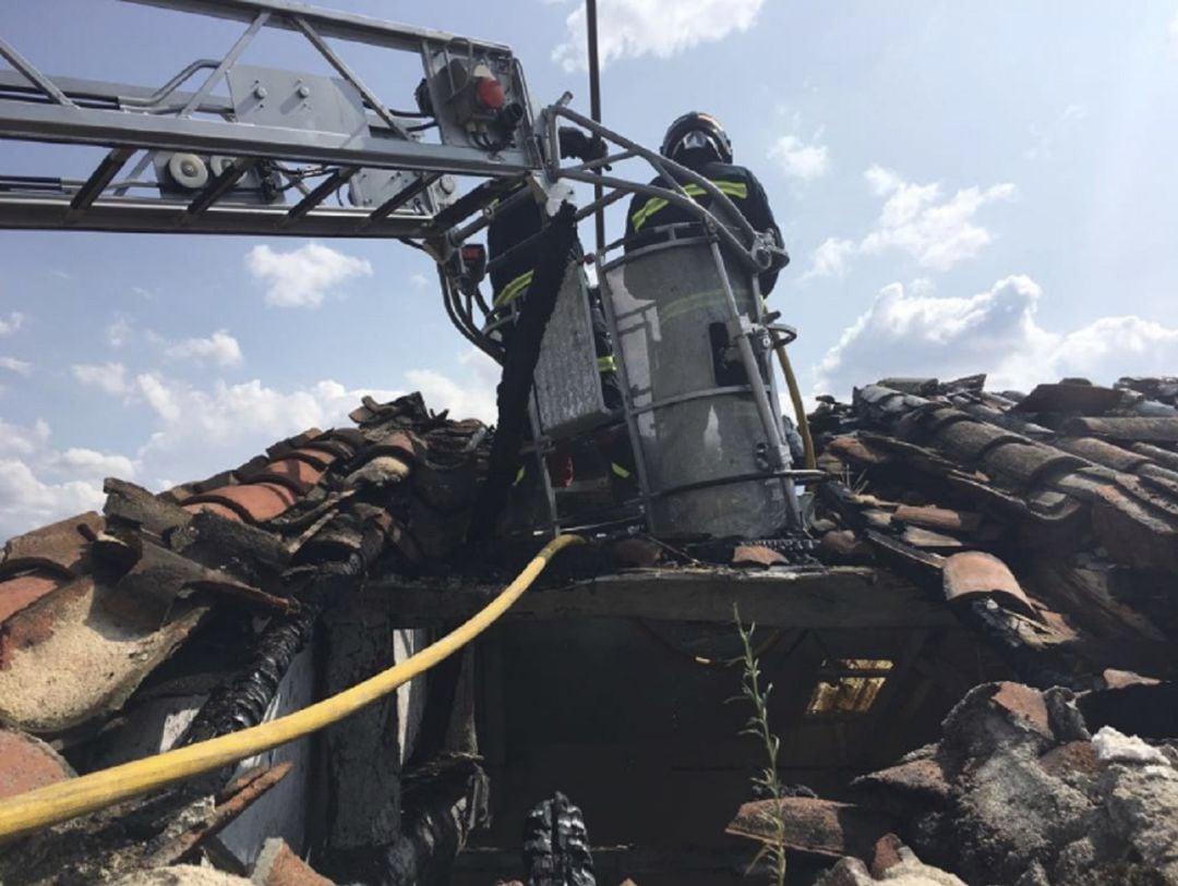 Actuación de los bomberos en el incendio de una vivienda en Muñogrande