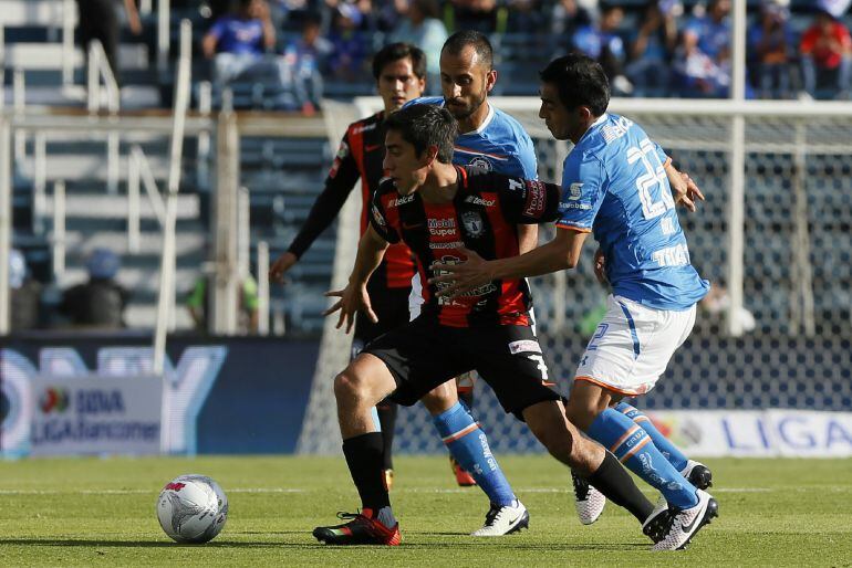 El jugador de Cruz Azul Rafael Baca (d) disputa el balón con Rodolfo Pizarro (i) de Pachuca hoy, sábado 2 de abril de 2016, en un partido de la jornada 12 del Torneo Clausura del fútbol mexicano realizado en el Estadio Azul, en Ciudad de México.