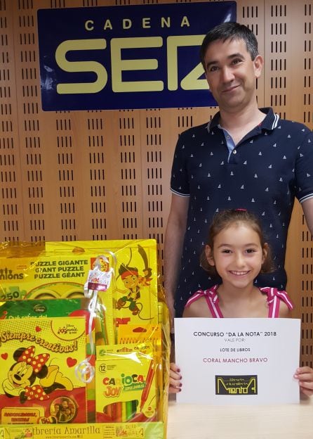 Coral Mancho recibe el premio de Librería Amarilla de manos de su responsable Juan Carlos Maté