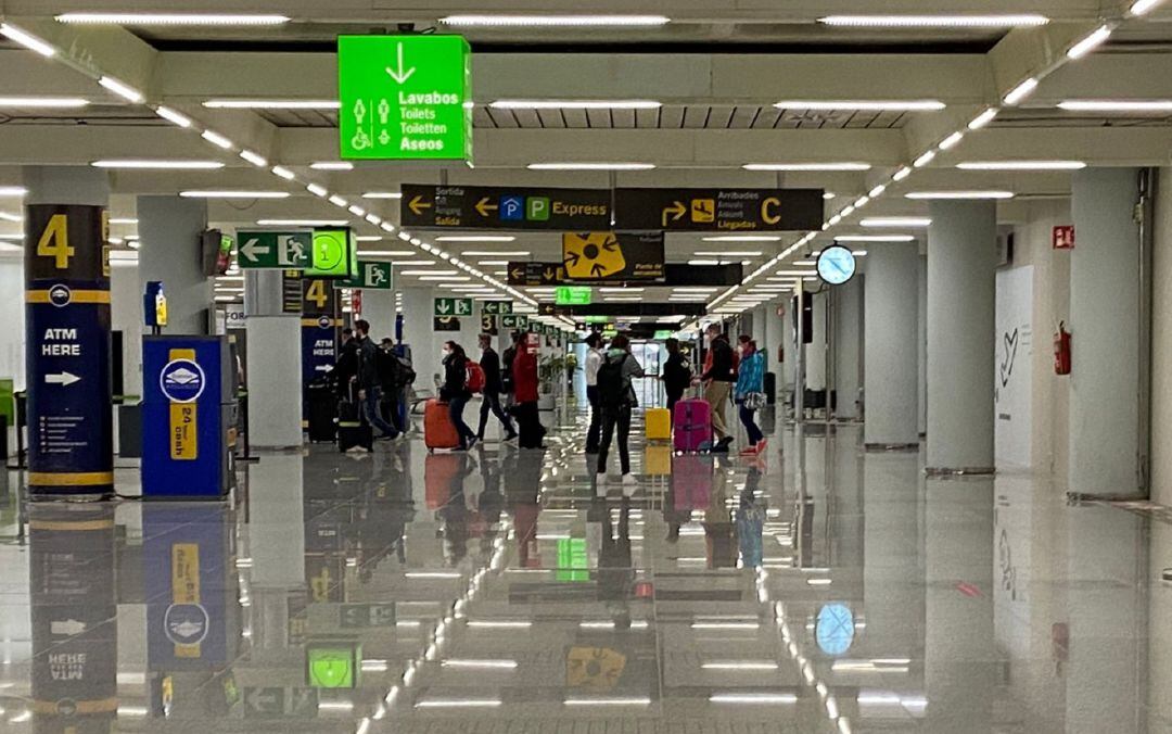 Pasajeros alemanes llegan al Aeropuerto de Son Sant Joan