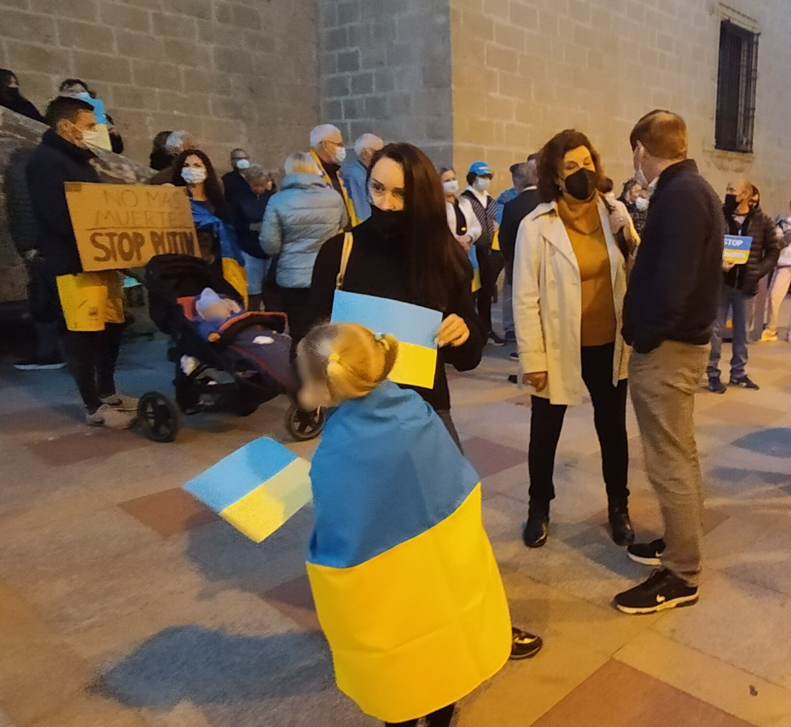 Momento de la concentración, del pasado 1 de marzo, en Xàbia en solidaridad con el pueblo ucraniano.