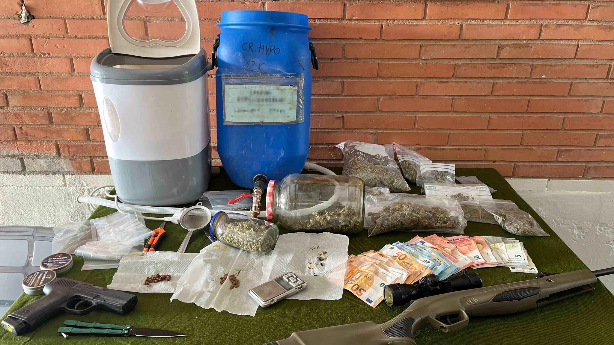 Detenidos dos jóvenes de 23 y 25 años por contar con una plantación de marihuana y un pequeño laboratorio