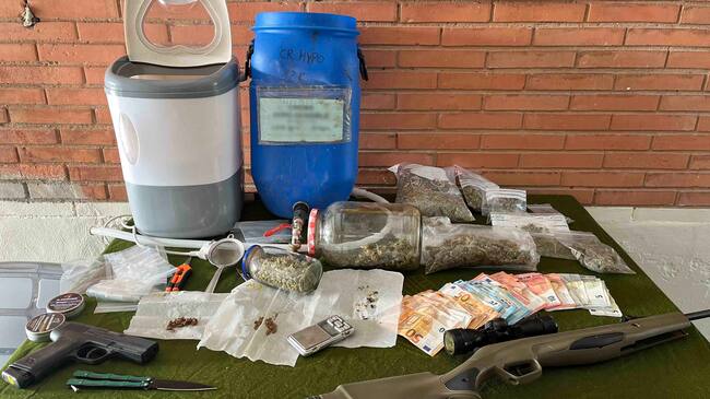 Detenidos dos jóvenes de 23 y 25 años por contar con una plantación de marihuana y un pequeño laboratorio