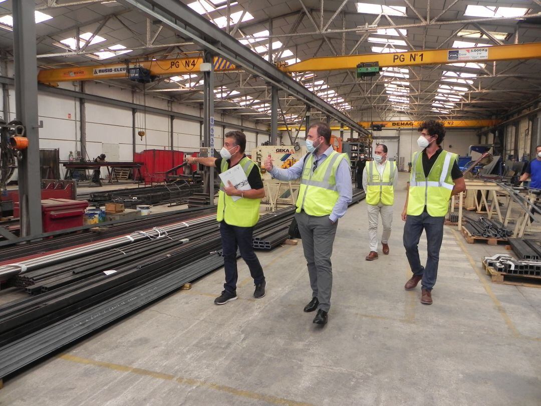 El presidente del Consorci Mare, José Vicente Ferriz, ha visitado las instalaciones donde se están construyendo los dos reactores que optimizarán el funcionamiento del compostaje