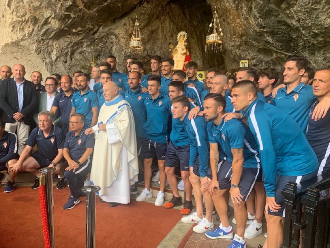 Plantilla, cuerpo técnico y directiva del Sporting en la basílica de Covadonga.