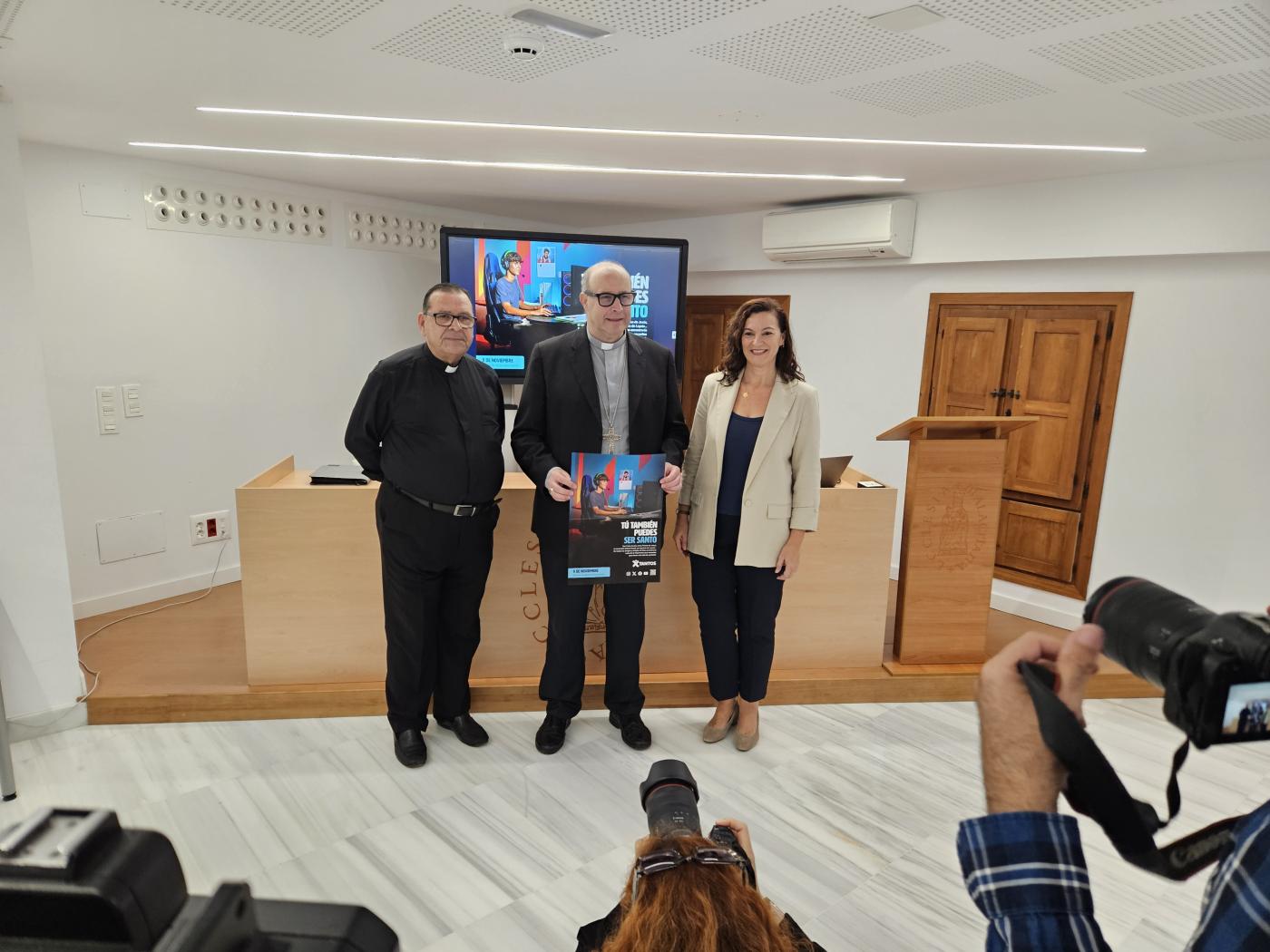 Rafael Carmona, delegado para Asuntos Económicos; José Antonio Satué, obispo de Málaga; y Ana Medina, periodista de la Diócesis, presentan la campaña del Día de la Iglesia Diocesana