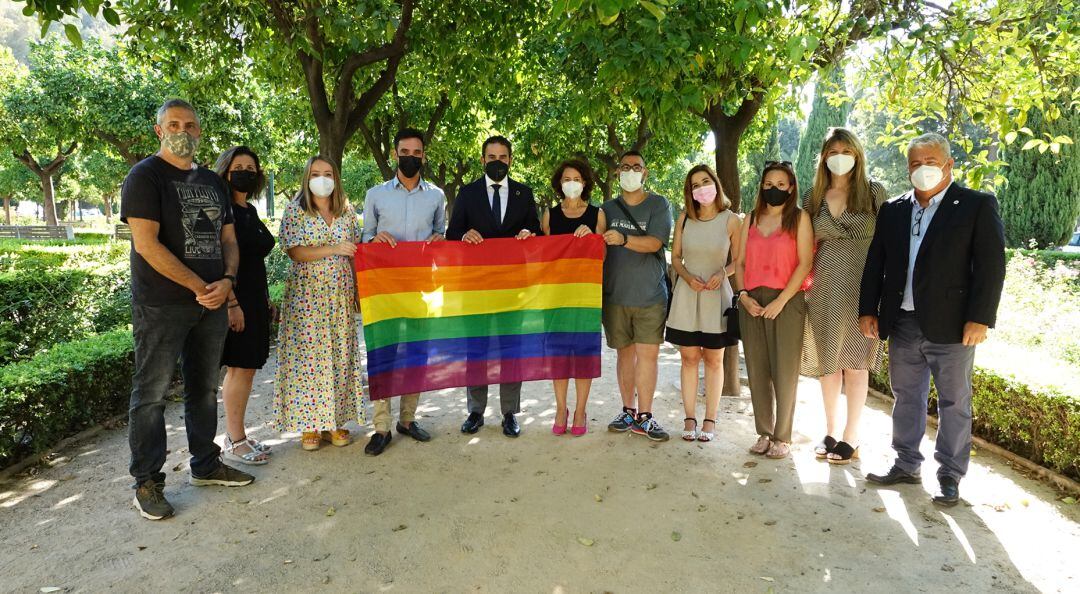 Concejales del Grupo Municipal Socialista en el Ayuntamiento de Málaga portando la bandera del colectivo LGTBI