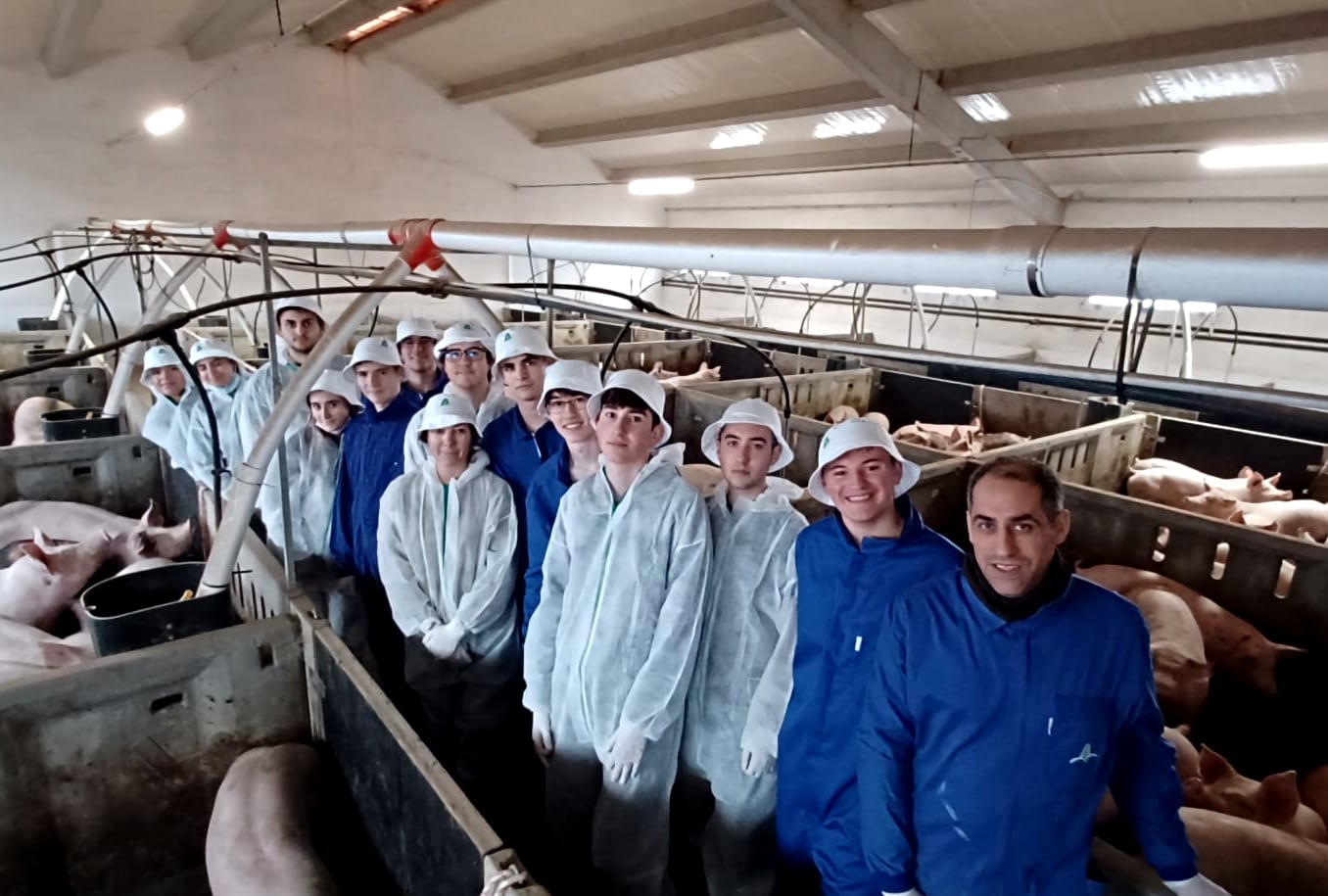 Los alumnos de 2º curso del Grado en Ingeniería Agroalimentaria y del Medio Rural dentro de la asignatura de Producción Animal, han visitado en los últimos días la Granja Experimental de Pascual en Fuentespina y una granja de cerdos en Presencio