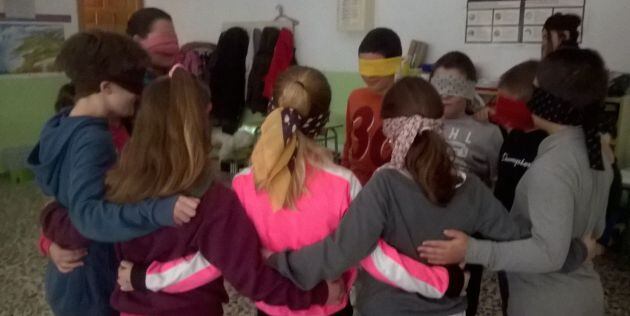 Los niños del colegio participan en una de las actividades de educación en emociones.