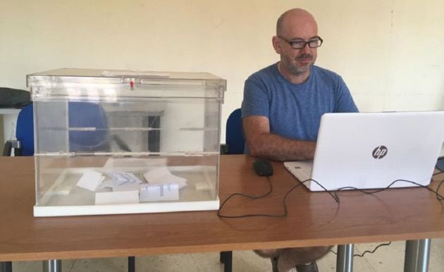 Los vecinos de Mula y pedanías pudieron ejercer su derecho a voto desde las 9 de la mañana y hasta las 14.00h. Imagen de la urna instalada en Fuente Librilla, pedanía muleña