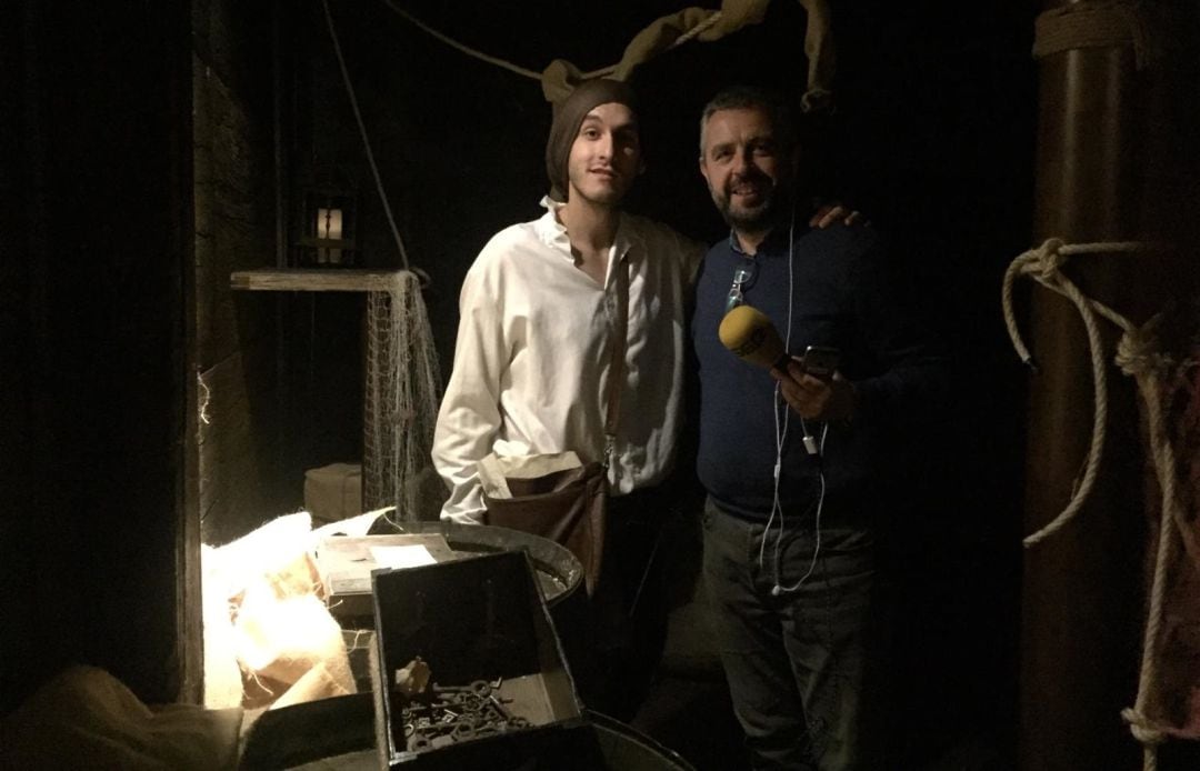 El personaje histórico de Antonio Pigafetta junto a Paco García en el interior del escape room de Plaza Nueva