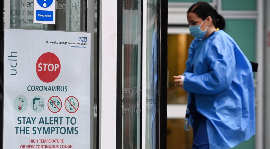 Personal del Servicio Nacional de Salud británico (NHS, por sus siglas en inglés) en un hospital londinense