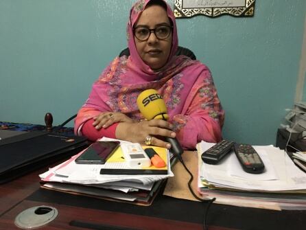 Handou, de la primera promoción de comisarias de policía en Mauritania, es responsable de una de las unidades del menor.