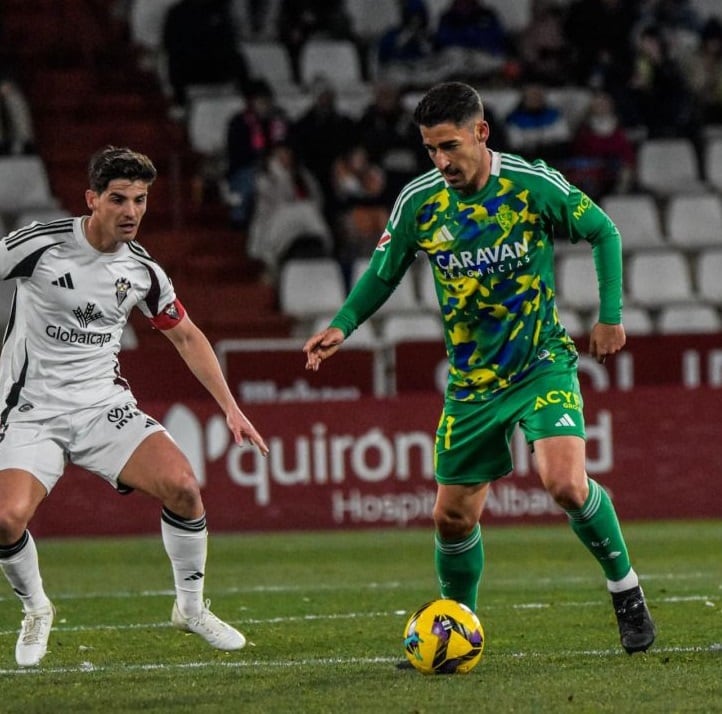 Toni Moya, en una acción del último partido del Real Zaragoza en el Carlos Belmonte