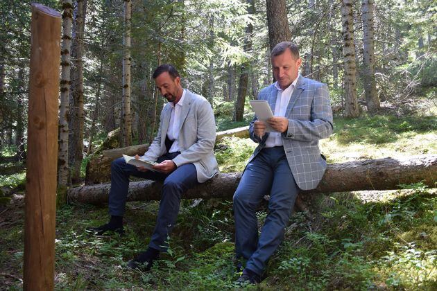 El ministre de Turisme, Jordi Torres, i el cònsol major de Sant Julià, Josep Majoral, durant la presentació de l'itinerari de natura 'Moments' al bosc de Canòlich.