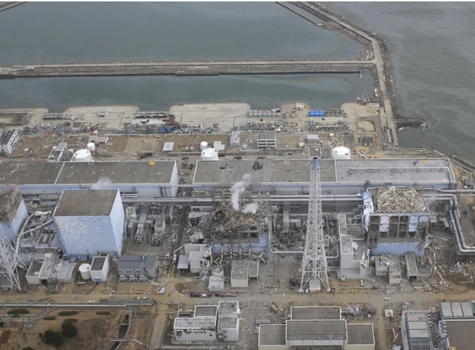 Fotografía aérea tomada el 20 de marzo que muestra el estado de los cuatro reactores de la central de Fukushima, el reactor 1 a la izquierda y el 4 a la derecha