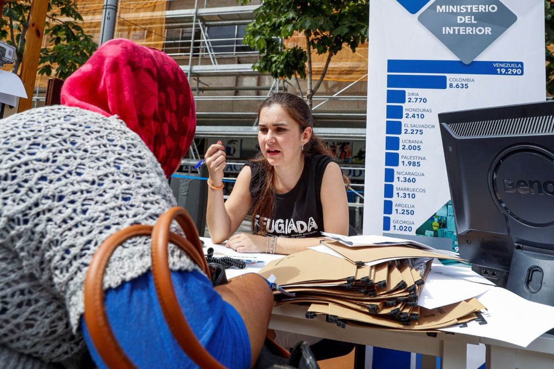 Accem organiza RetoXRefugio, una experiencia interactiva para conmemorar el Día Mundial de las Personas Refugiadas en la que participan varias de estas personas para dar a conocer sus experiencias, este jueves en la Plaza Soledad Torres Acosta, 