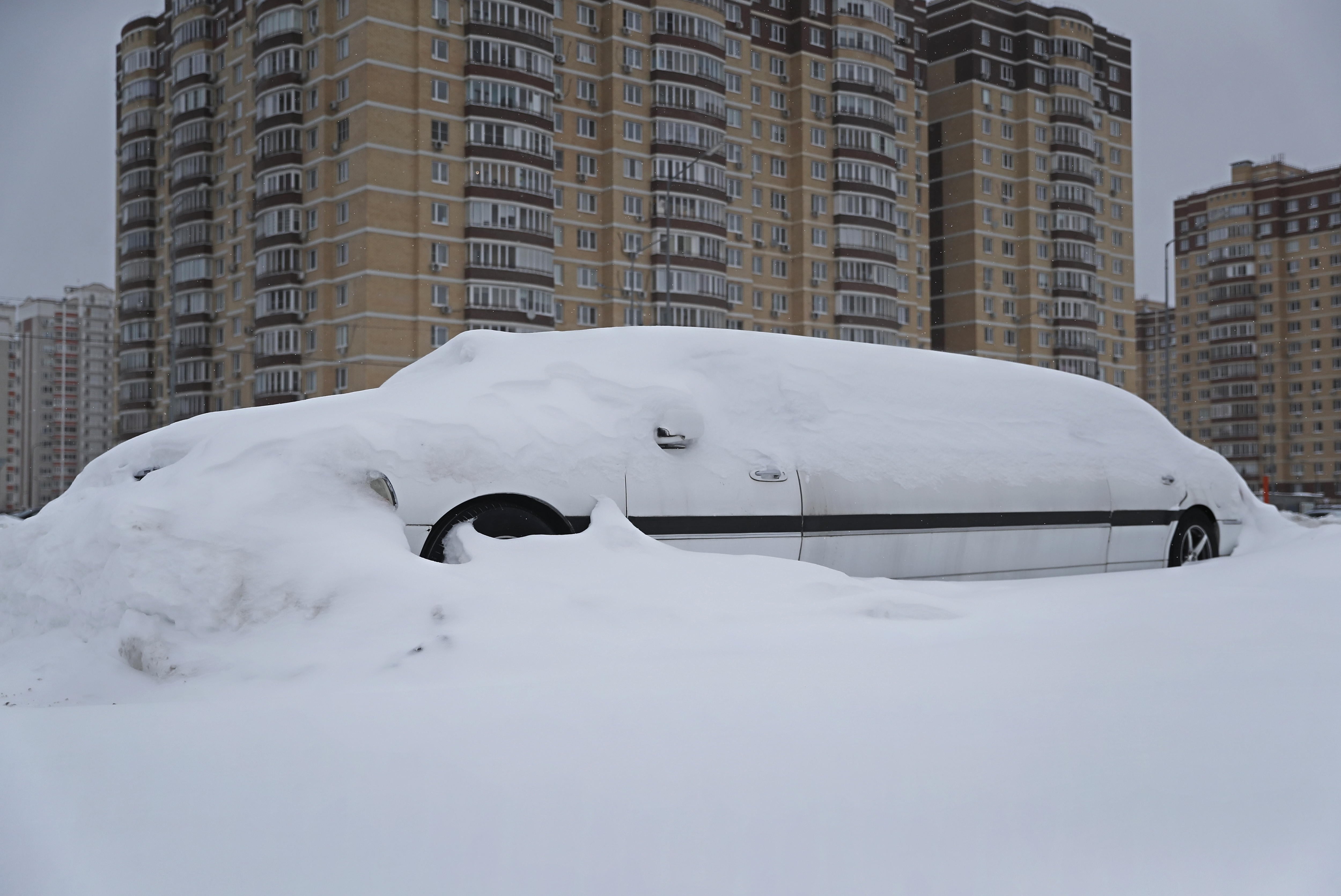 Un coche cubierto por la nieve en Moscú