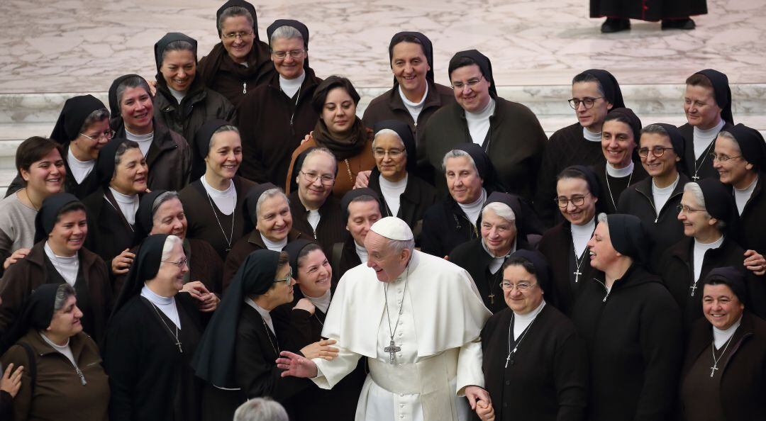 El papa Francisco y un grupo de monjas.