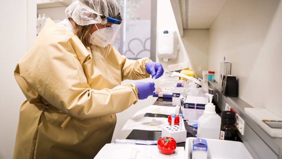 Málaga registra 223 contagios y 3 fallecidos, aunque bajan las hospitalizaciones