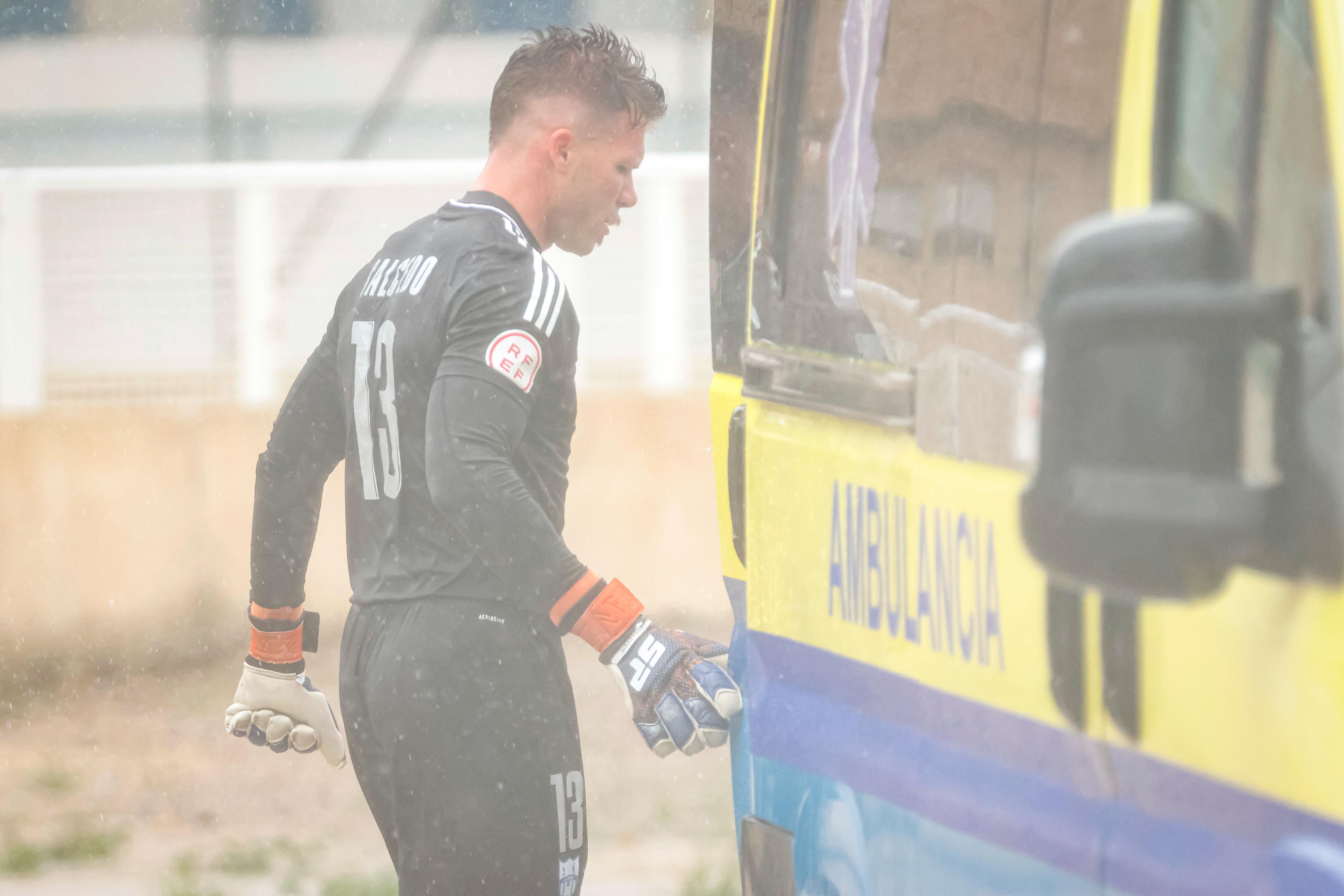 Jose Salcedo, portero de La Unión, se marcha a la ambulancia para recibir varias grapas.