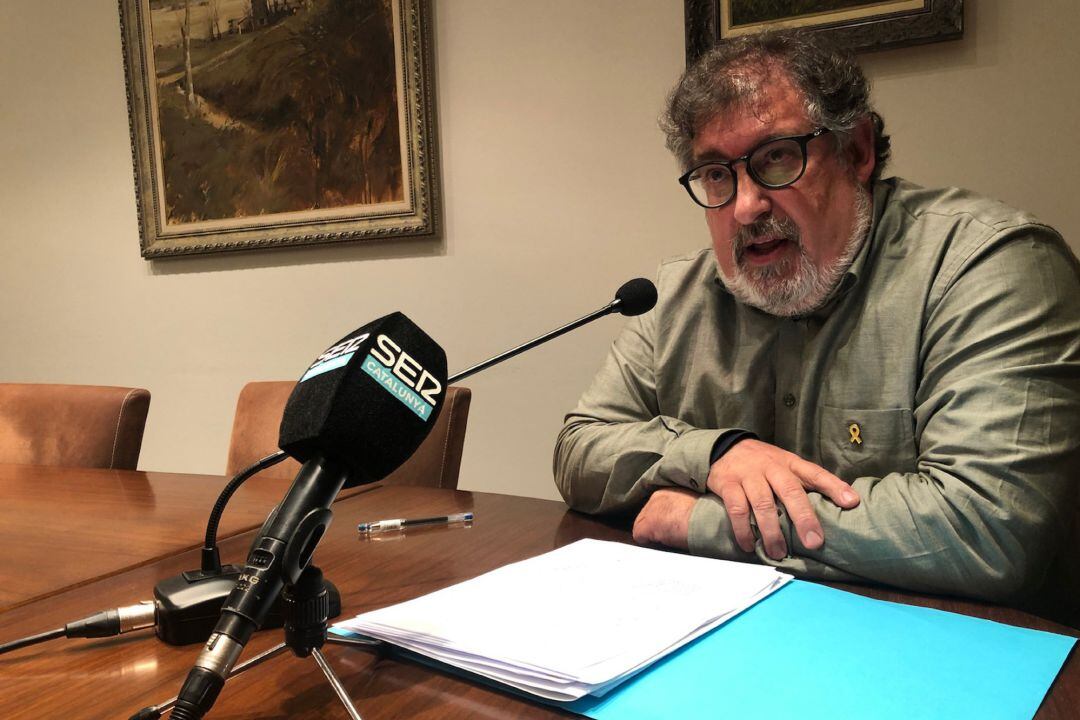 Pla mitjà de l'alcalde de la Vall d'en Bas, Lluís Amat, en una compareixença de premsa