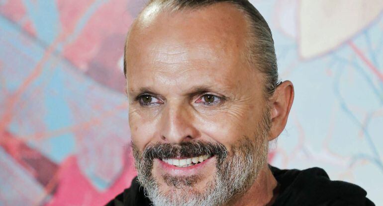 GRA248. MADRID, 03/11/2014.- El cantante Miguel Bosé posa durante la presentación hoy de &quot;Amo&quot;, un nuevo álbum de estudio que sigue a la publicación del álbum de duetos &quot;Papitwo&quot; (2012) y a la de su último trabajo íntegramente compuesto por material inédi