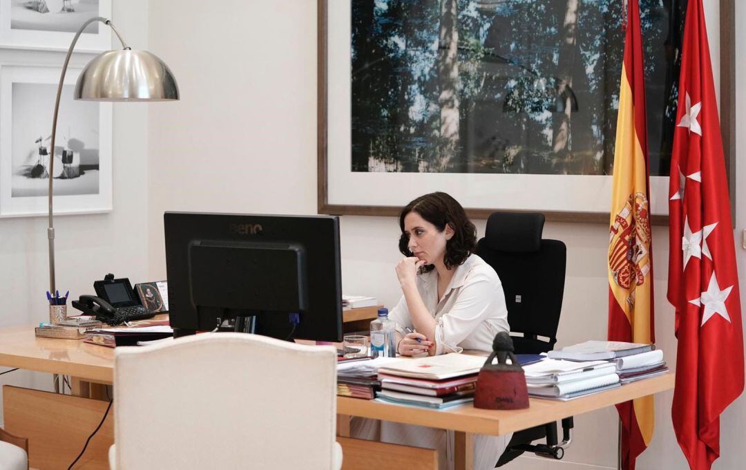 La presidenta de la Comunidad de Madrid, Isabel Díaz Ayuso, en la videoconferencia de dirigentes autonómicos con el presidente, Pedro Sánchez.