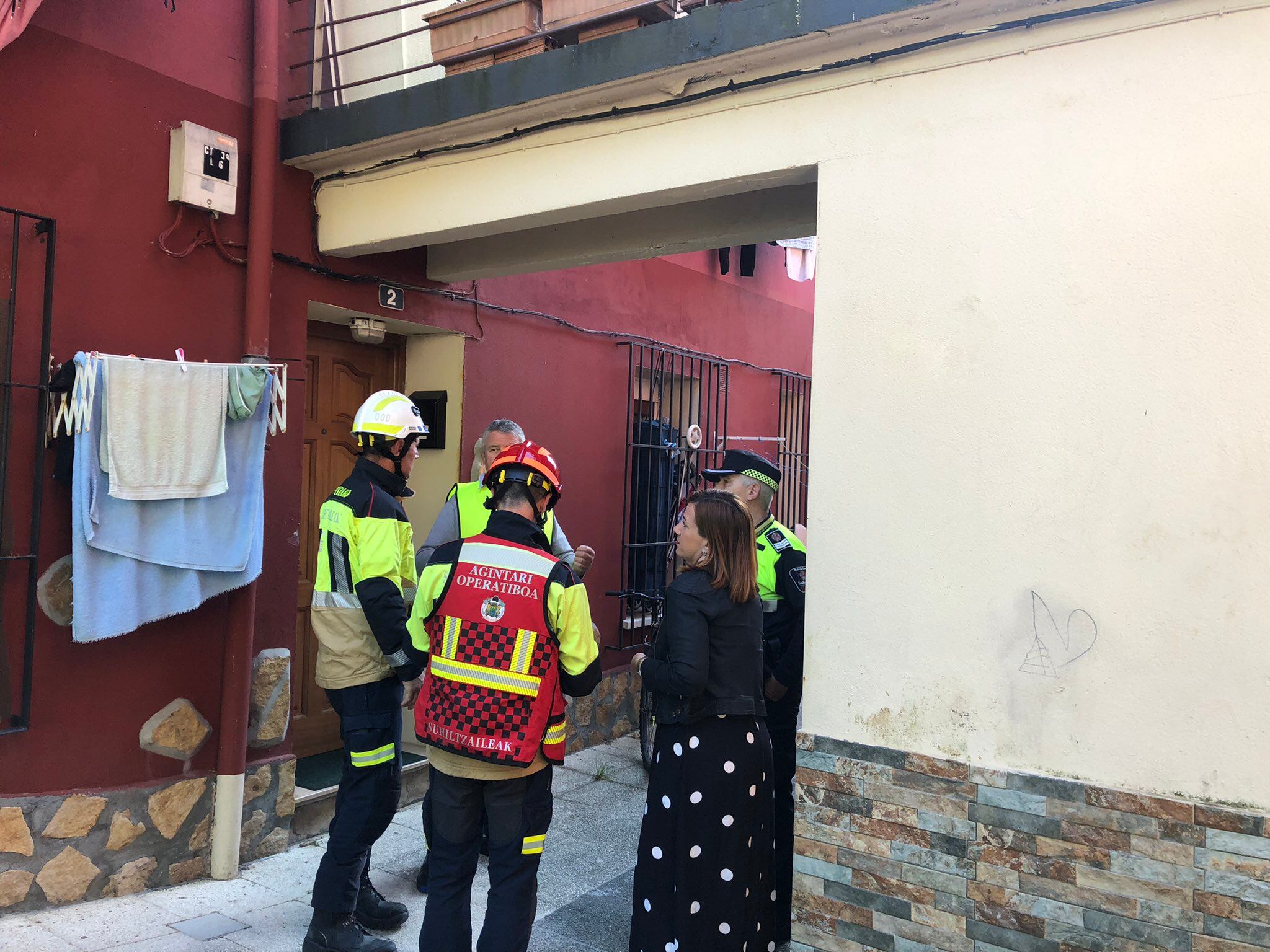 La delegada de Policía Local, Cristina Laborda, reunida con bomberos y municipales a su visita al lugar de los hechos / Foto: Ayuntamiento de Irun