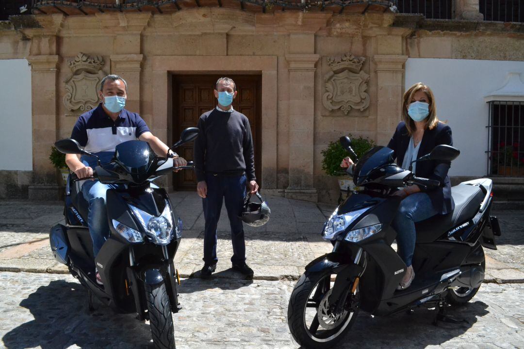 La delegada de Patrimonio ha presentado ambos vehículos en la plaza Duquesa de Parcent