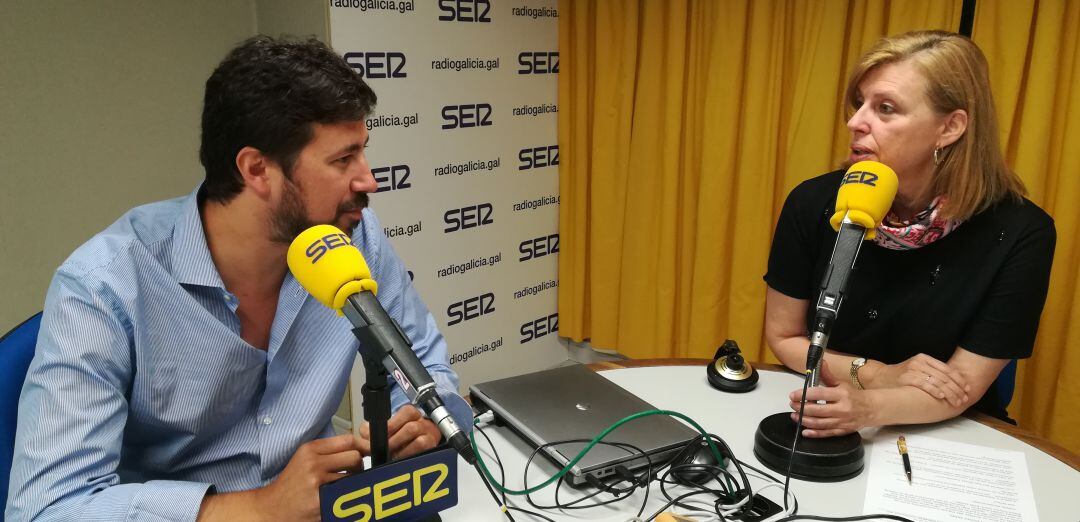 Antón Gómez-Reino charla con Aida Pena en el estudio de Radio Galicia.