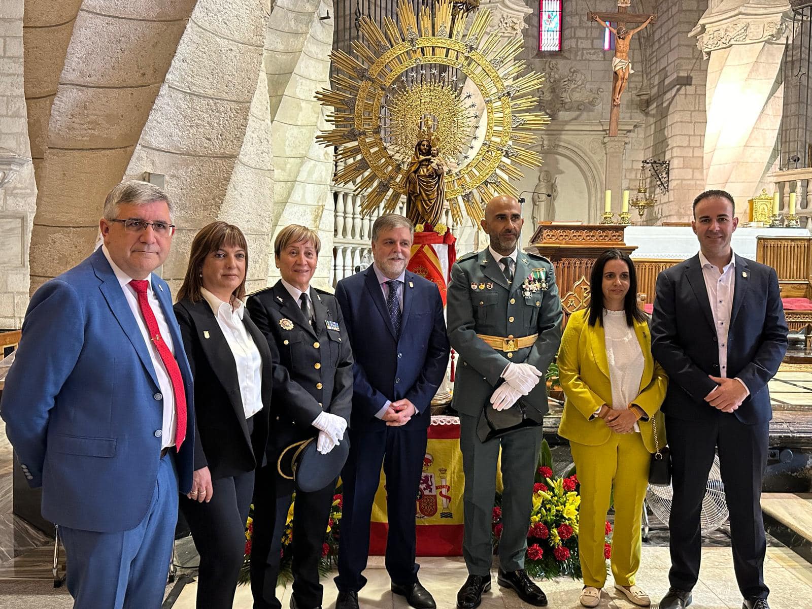 Alcalde y concejales del PSOE en el acto de la guardia civil