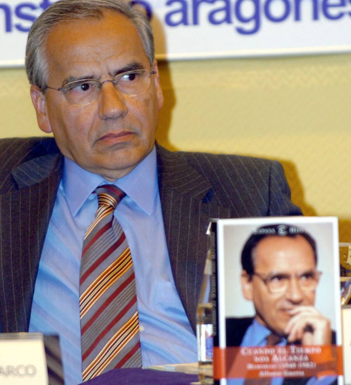 Zaragoza. 07/03/05.- El ex vicepresidente del Gobierno Alfonso Guerra durante la presentación de su libro "Cuando el tiempo nos alcanza. Memorias (1940-1982)".