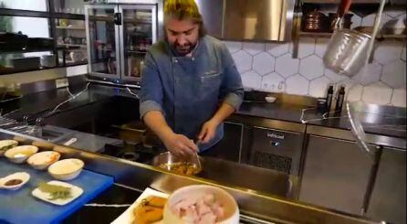 Alan Triñanes durante el taller de cocina en su restaurante Macorina