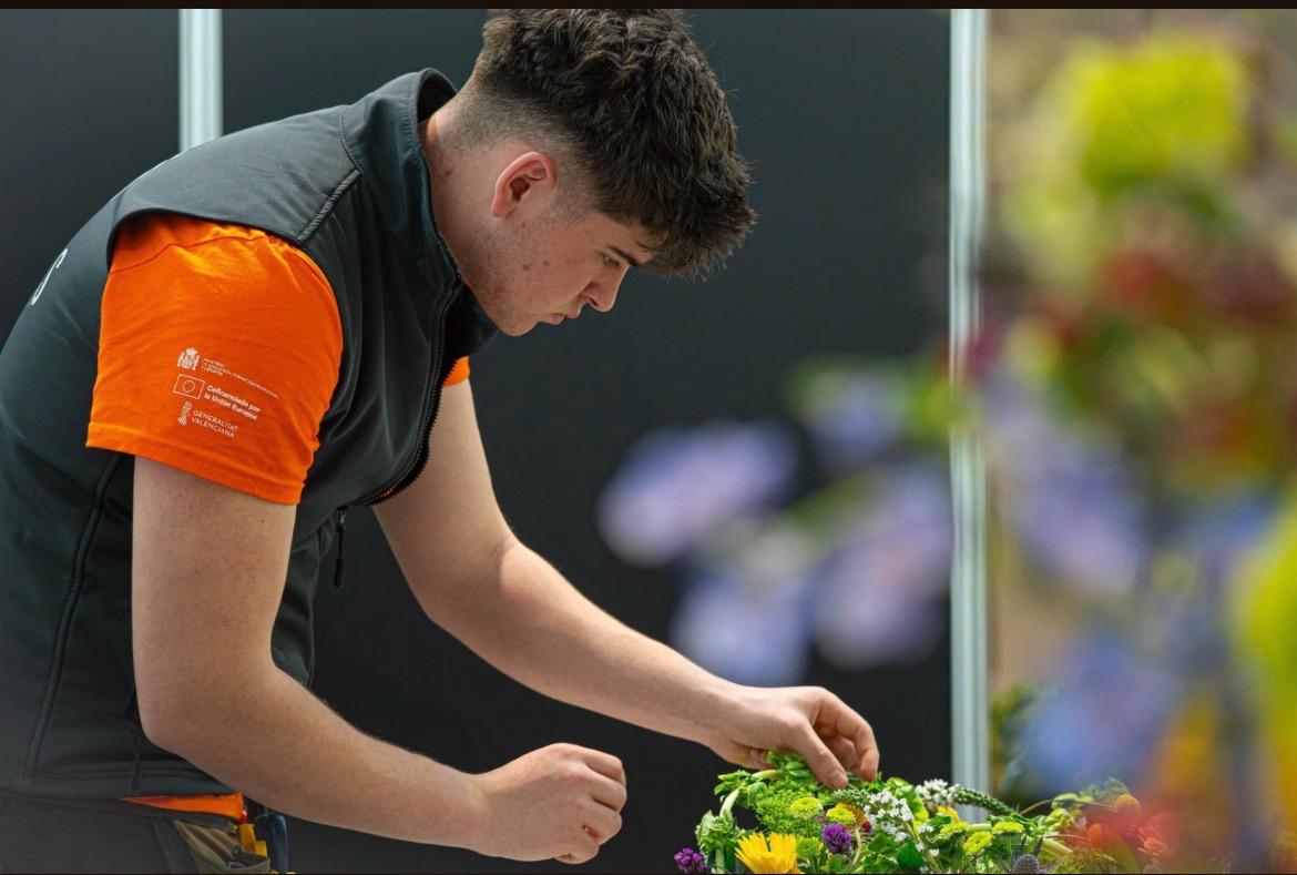 David Requena, alumne del cicle formatiu de Jardineria i Floristeria de l'IES Pare Vitòria Alcoi, durant la seua participació en el SpainSkills 2026.