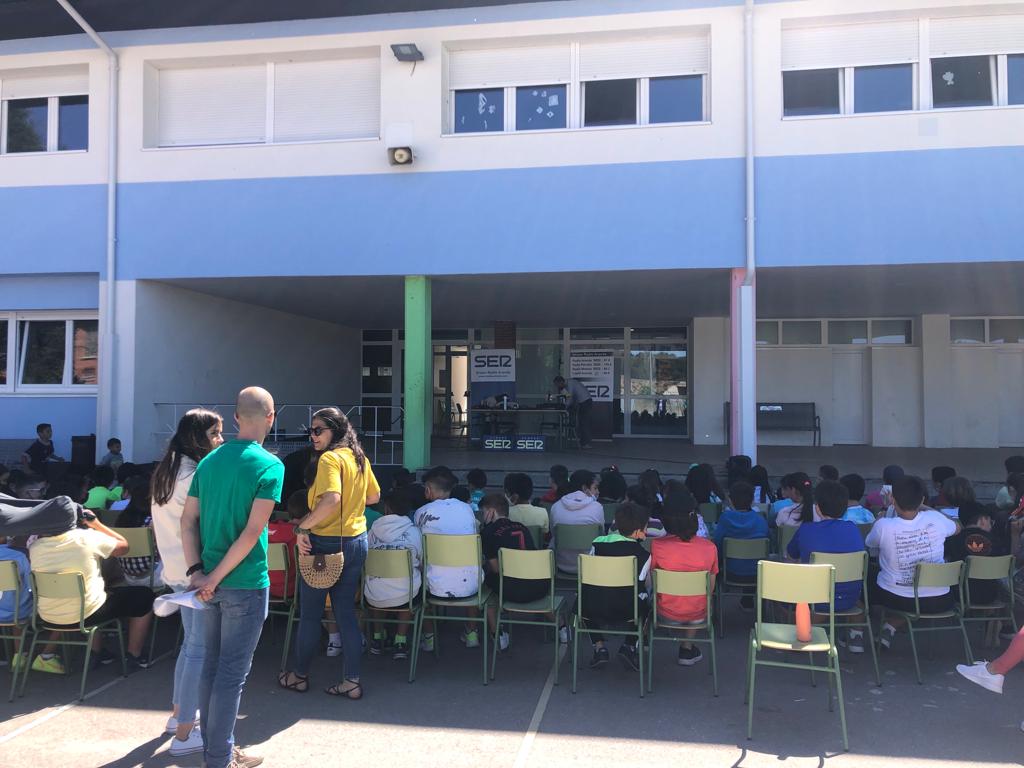 El programa de radio desde el CEIP Santa María congregó a un gran número de alumnos del centro