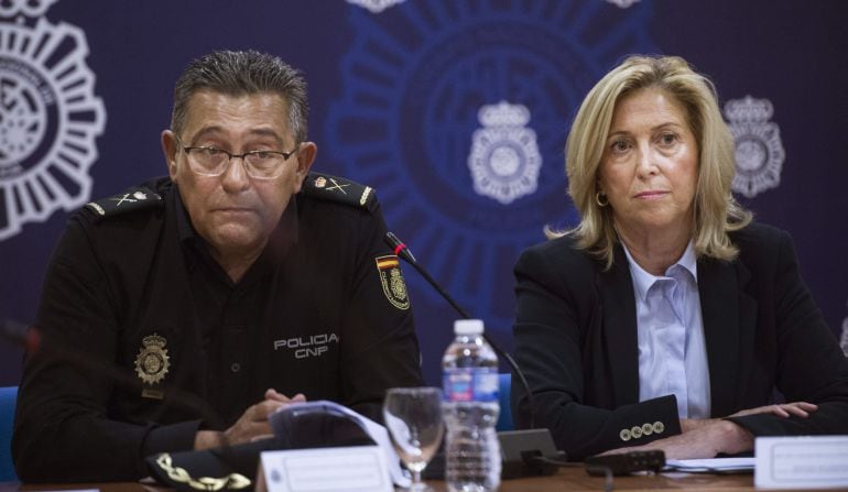 La delegada del Gobierno en Madrid, Concepción Dancausa, junto al jefe superior de Policía, José Luis Fernández Díez.