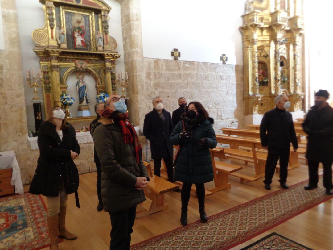 El consejero de cultura observa las actuaciones