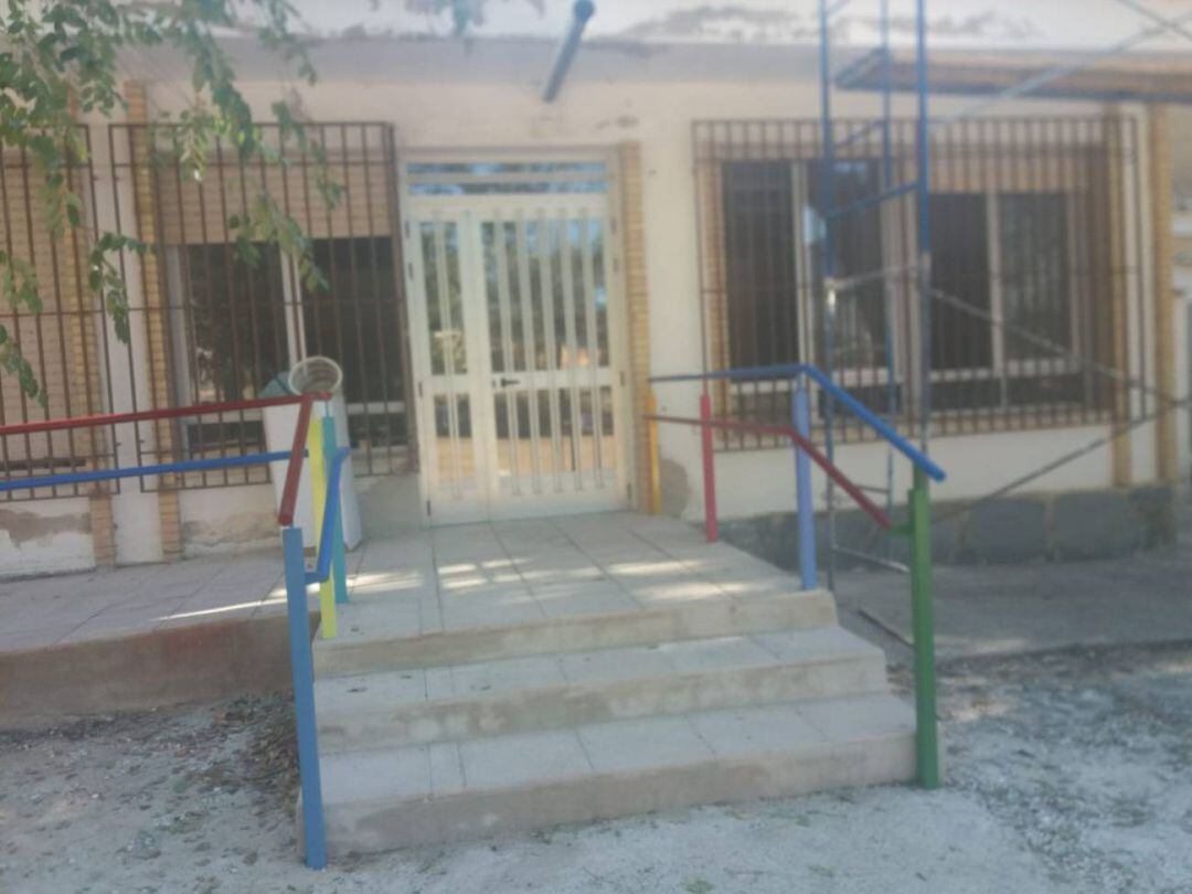 Acceso al comedor del colegio Dr. Fleming, cuand el Ayuntamiento de Jódar ultimaba su acondicionamiento