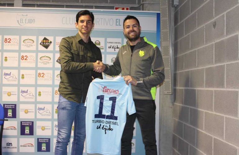 Javi Fernández con el nuevo jugador celeste.