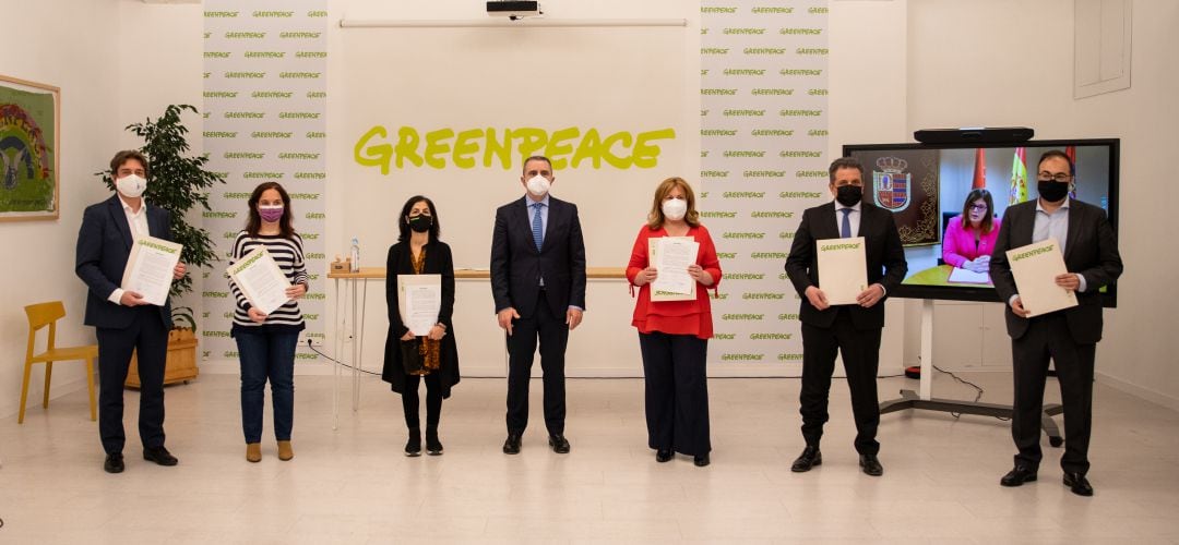 Alcaldes del sur de Madrid firman con Greenpeace un acuerdo para tomar medidas que fomenten la movilidad sostenible y respetuosa con el medioambiente.