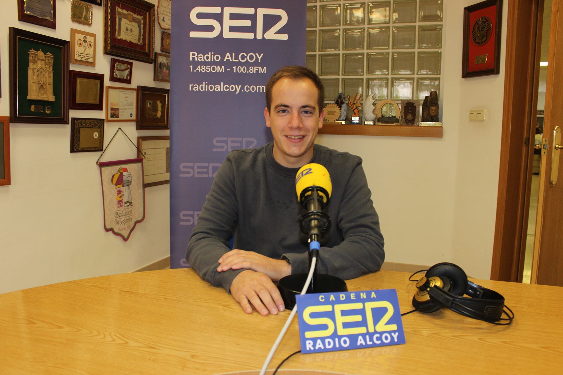 Salvador Bellver, en el estudio central de Radio Alcoy