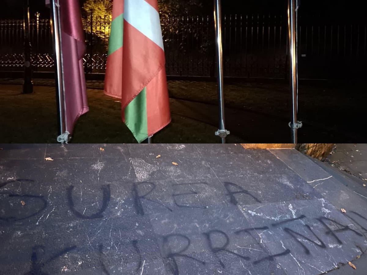 Allanamiento en las Juntas Generales de Bizkaia: hacen una pintada y se llevan la bandera española