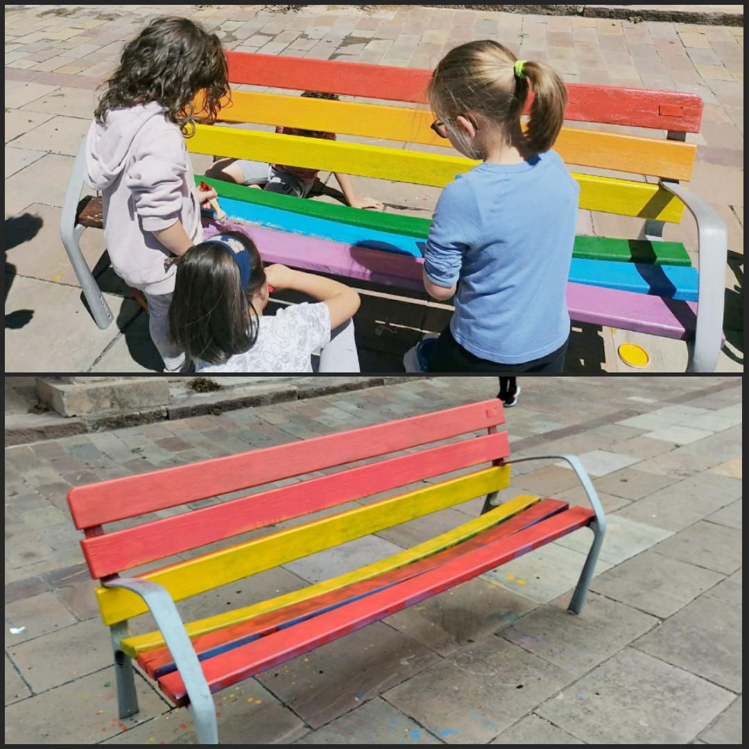 Así han dejado el banco que habían pintado los niños