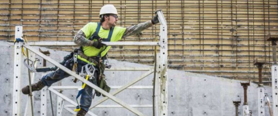 Trabajador en un andamio